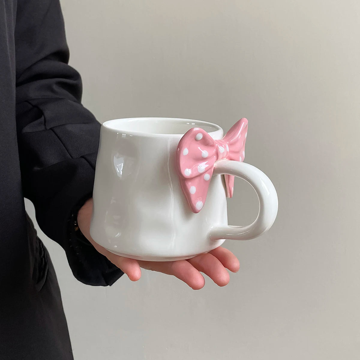 1Pc Polka Dot Bow Mug, Creative Bow Handle Ceramic Mug, Exquisite Polka Dot Design, Suitable for Home Decoration, Living Room Bedroom Dining Table Drinking Water, Party Gathering, Candlelight Dinner, Gift Giving